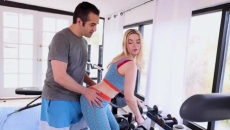 Aroused blonde beauty works her magic on cock during morning fitness